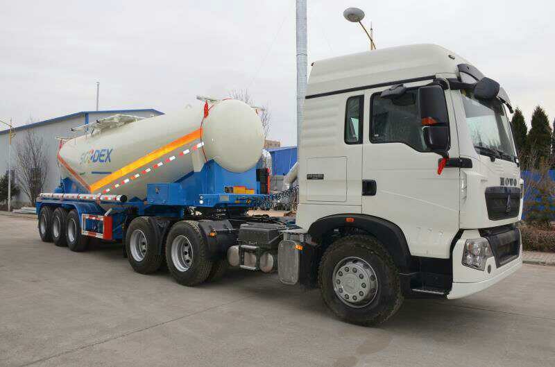 Latex-Matrix-Emulsions-Sprengstoff-Transport-Sattelschlepper für die Bergwerke, die 30 Tonnen der Tragfähigkeits-22m3 Volumen-sprengen